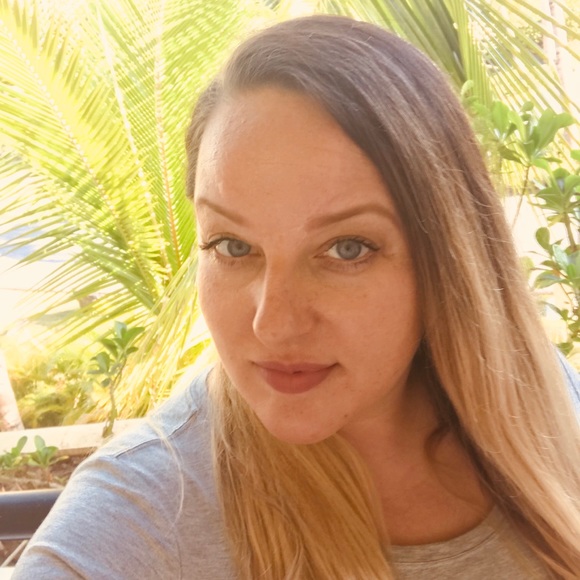 Meet your Posher, Nicole - Picture 1 of 1